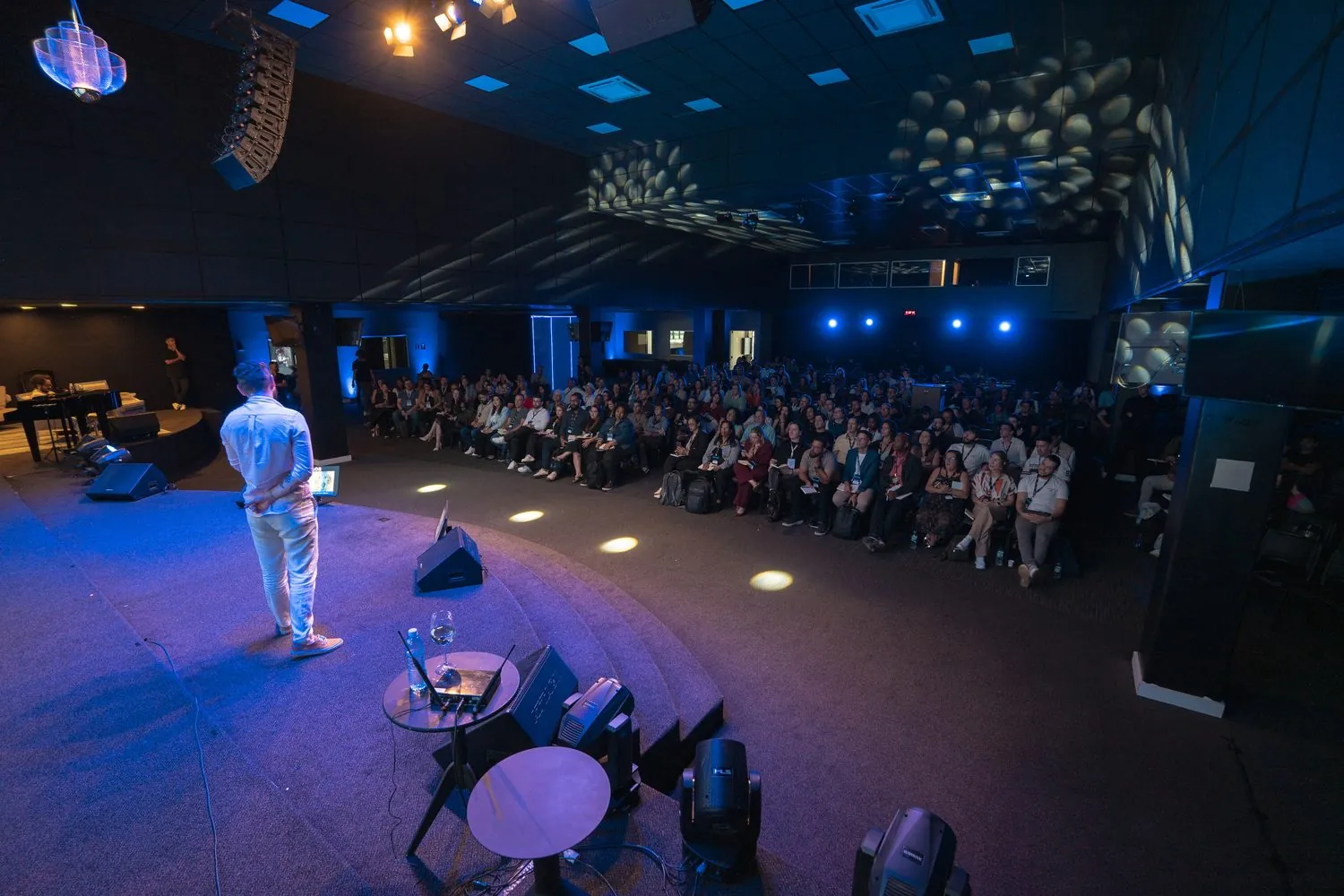 Du Oliva no palco diante do público