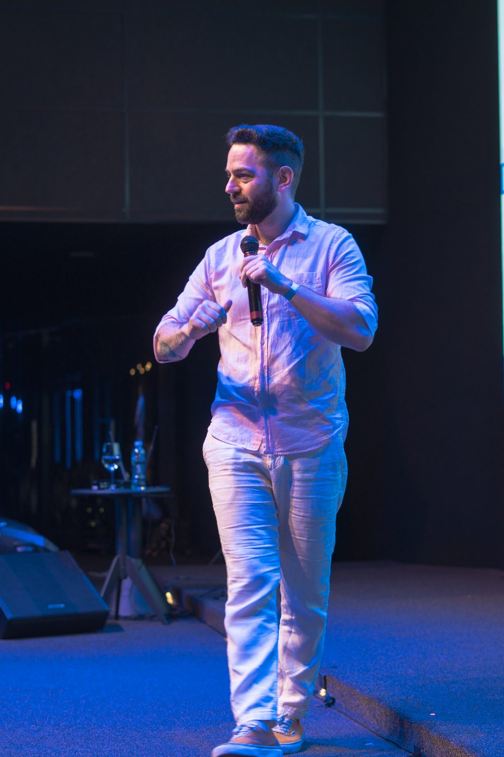 Du Oliva no palco, ao microfone, durante uma imersão presencial